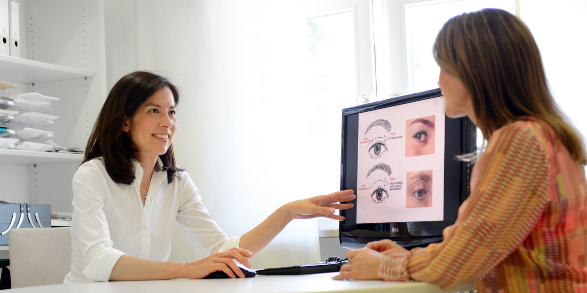 Dr. Caroline Kim im Beratungsgespräch mit einer Patientin